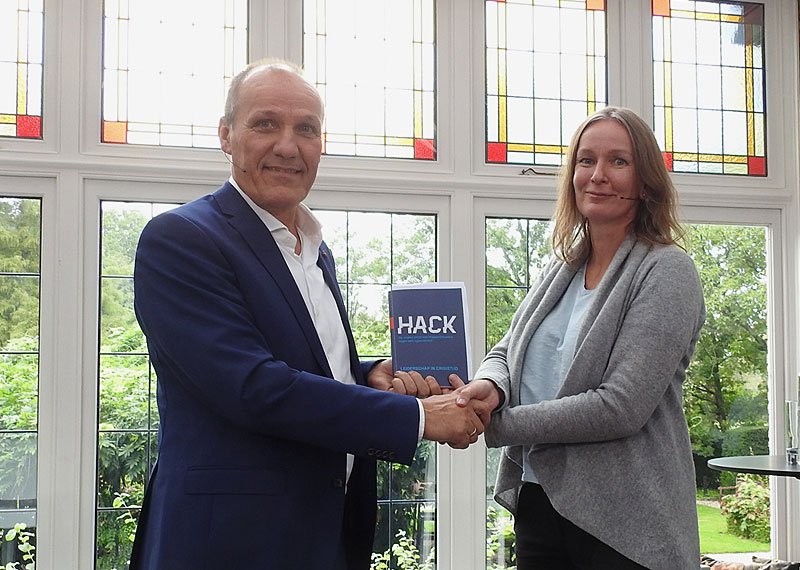 Henny de Haas overhandigt eerste boek ‘Hack’ aan Petra Oldengarm