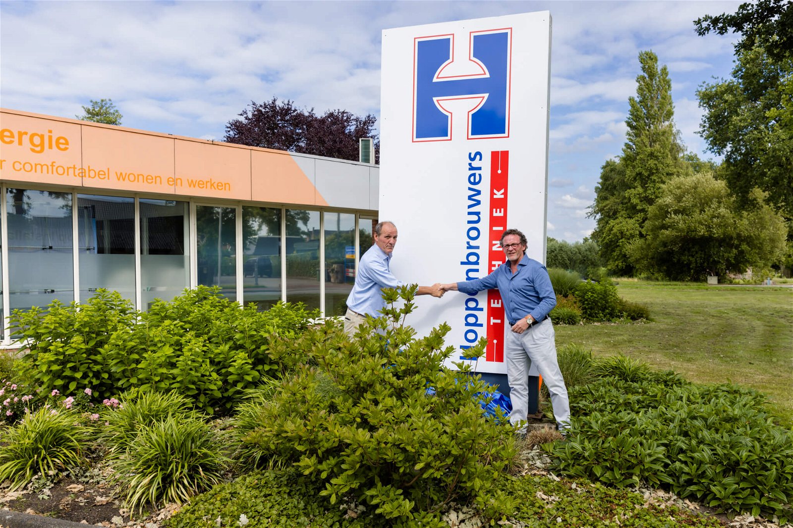 Henny de Haas en Hans Verra, vestigingsdirecteur van Hoppenbrouwers Hoogeveen en Veendam
